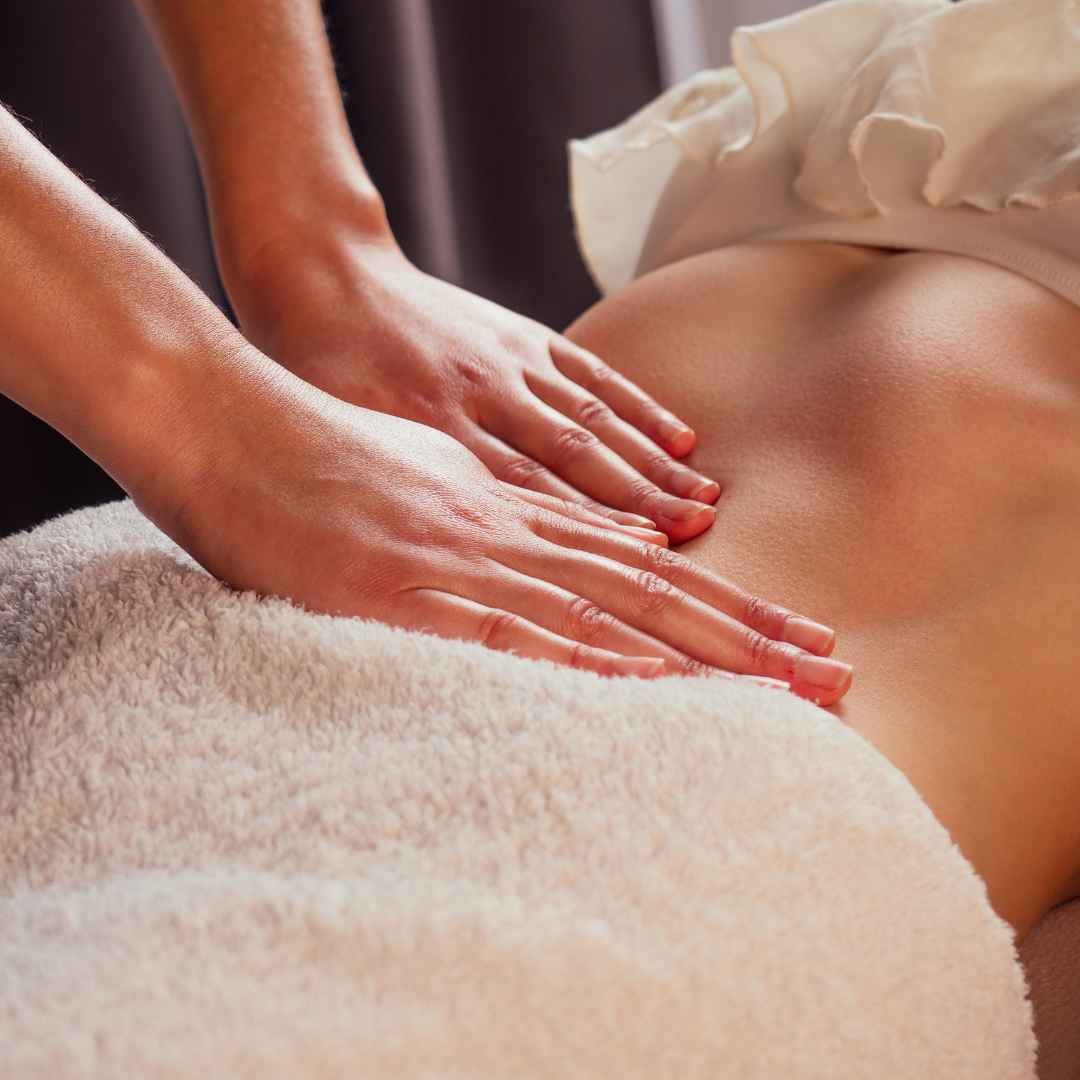 Hænder der udfører en afslappende massage som del af tantramassør uddannelse og træning i berøringsterapi.